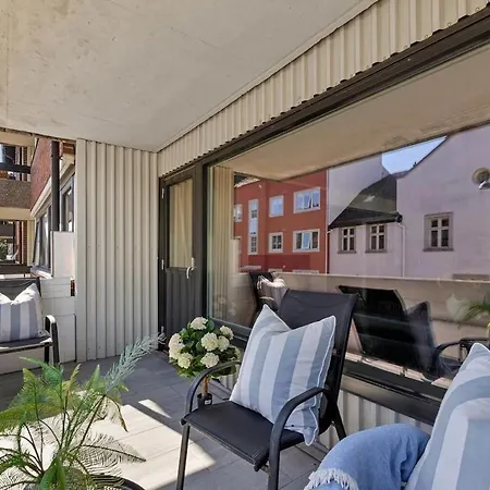 Sentralt I Kvadraturen Med 3 Soverom, Veranda Og P-plass *
