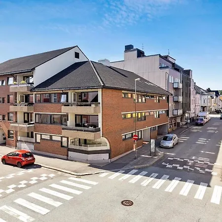 شقة Sentralt I Kvadraturen Med 3 Soverom, Veranda Og P-plass
