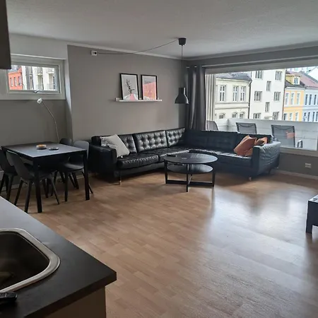 Sentralt I Kvadraturen Med 3 Soverom, Veranda Og P-plass *