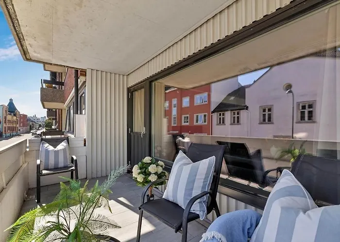Sentralt I Kvadraturen Med 3 Soverom, Veranda Og P-plass *