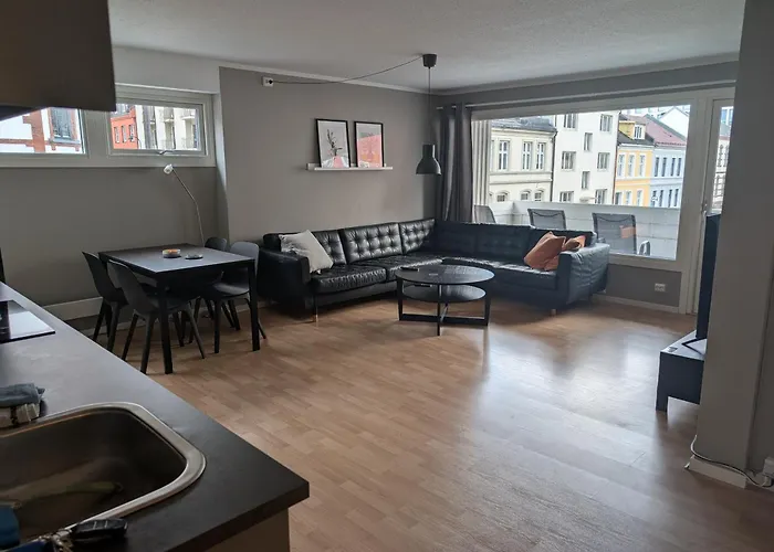 Sentralt I Kvadraturen Med 3 Soverom, Veranda Og P-plass *